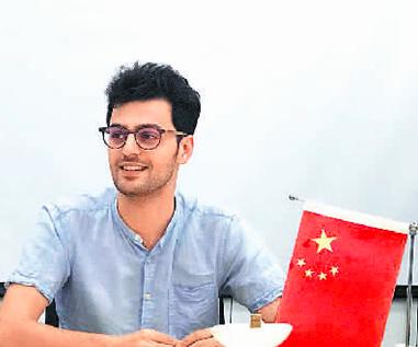 楚杰士在接受人民日报海外版采访 (黄欣婷摄)