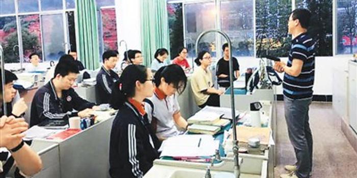 华侨华人子女选择回到祖国:参加大学统一考试