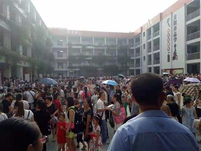 南充市嘉陵区某学校开学报名现场