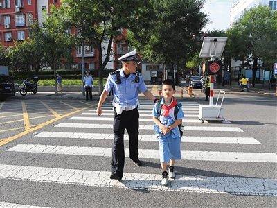9月1日,民警引导小学生过马路。 北京警方供图