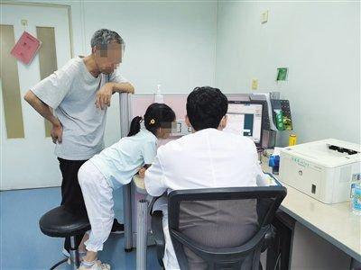 北京儿童医院开设北京首家拒学门诊,医生正在接诊。新京报记者 戴轩 摄