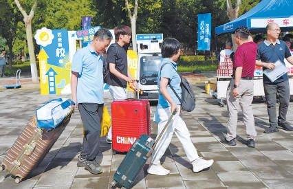 北京科技职业大学现场,家长和学生拖着大件小件的行李前来报到。 本报记者 安旭东 摄