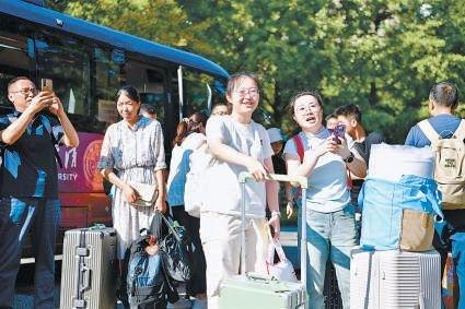 家长和新生来到梦中情校,喜笑颜开。本报记者 和冠欣 摄
