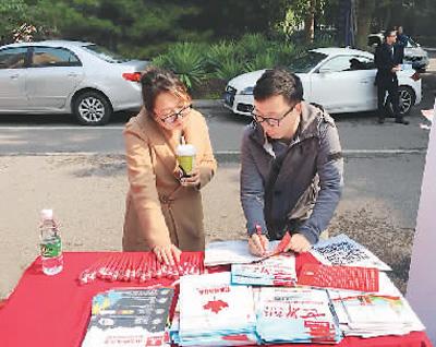 萧尧在海外院校招生面试会的校园路演活动中,为学生家长做咨询。