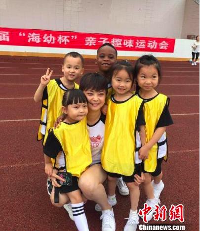 图为乔丹和同学。 钟欣 摄(图片源于中国新闻网)