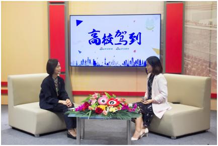 香港中文大学入学及学生资助处王淑英教授(左)
