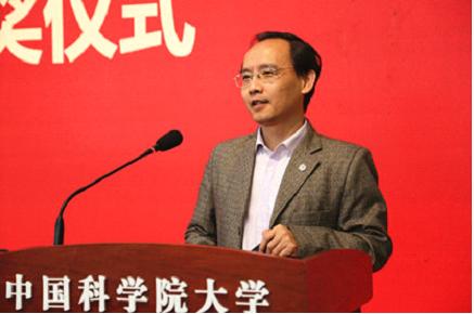 中国科学院大学党委组织部、统战部部长谭红军宣读经济与管理学院优秀校友名单