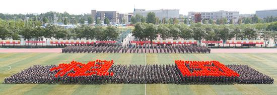 中央财经大学新生用嘹亮歌声告白祖国 (赵峰、赵雨泉/摄)