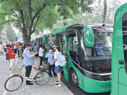 路边停靠的通学公交,正等待孩子上车。