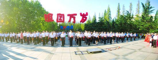 大连理工大学师生真情合唱《歌唱祖国》 (学校供图)