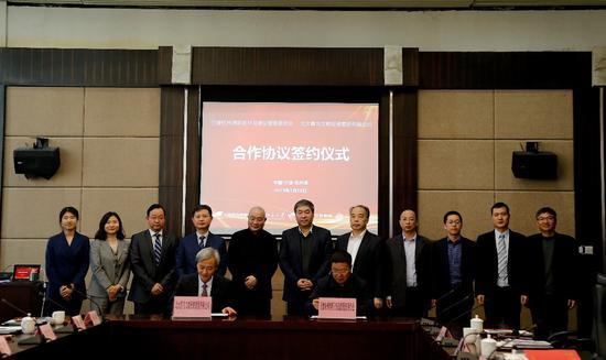管委会与北大青鸟文投集团签约