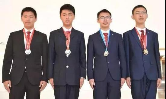 2019年中国对摘得3金1银佳绩,右一为钟子谦 pic from 福州三中