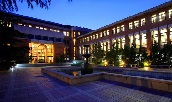 清华大学图书馆 / 图片来源:清华大学官网