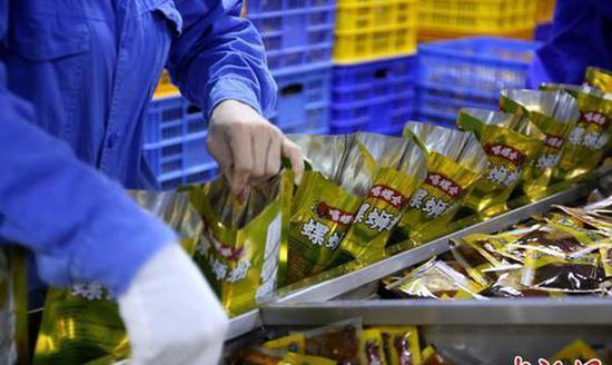 螺蛳粉在生产线上整齐排列 朱柳融 摄