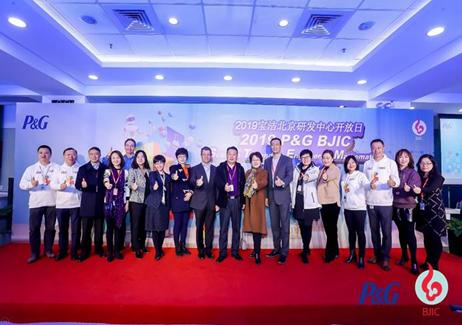 近100位来自北京市顺义区的师生们参与宝洁研发中心开放日暨“STEM体验日”活动