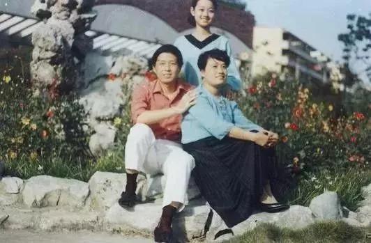 马伊琍一家三口昔日合影