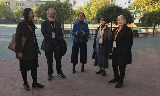Michael Apple教授,Rima Apple教授,Tina Besley教授,刘静主任与校长在操场前交流