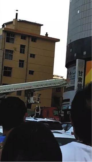 ▲6月20日,救援人员营救现场
