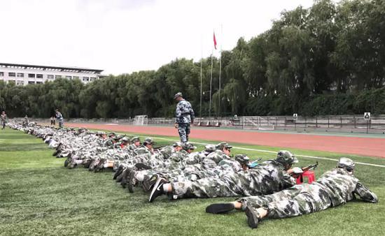 哈工大新生们进行射击训练 图片来源:哈尔滨工业大学官网