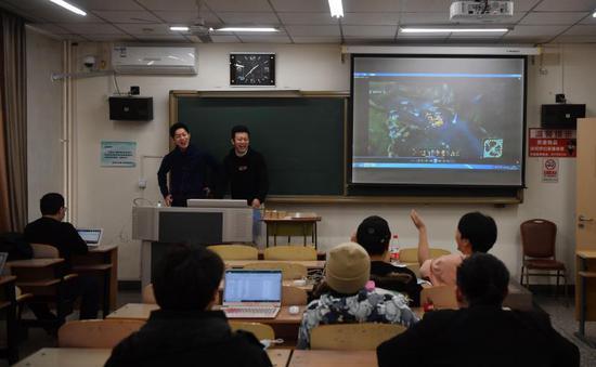 图为中国传媒大学播音主持艺术学院大三学生在体育解说课上,进行电竞解说训练