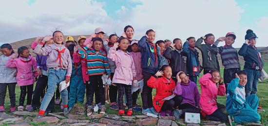 图说:旦增巴姆和她的学生,图中居中最高者为旦增巴姆