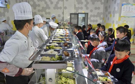 “互联网+明厨亮灶”系统,让家长也可参与学校食堂监督,共同维护学生饮食安全。资料图。图片来源:新京报网
