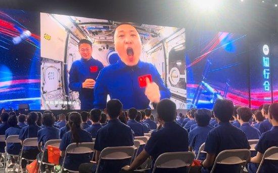 朱杨柱直接把“乒乓球”一口吞掉,现场笑声一片。 新京报记者刘洋 摄