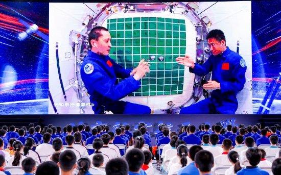 两位航天员现场做实验频频引发台下笑声。 北京航空航天大学供图