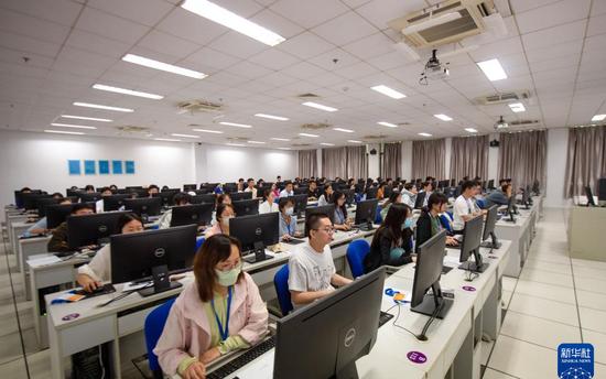 ▲6月14日,阅卷教师在南京大学阅卷点评卷。图/新华社