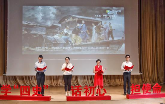 图片说明:教师党员代表朗诵《中国共产党颂》