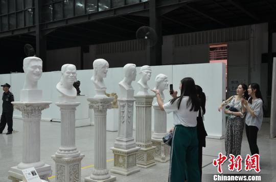 这组表情包雕塑作品受到观众热捧。 李凌 摄