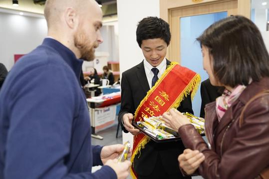 热情的学生志愿者