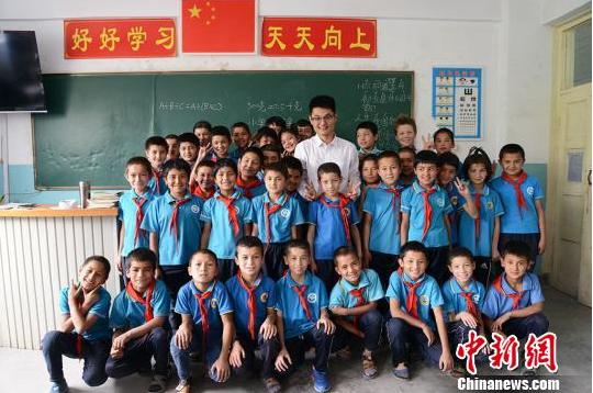 刘春韦和喀什贝西小学四年级1班的学生们。 勉征 摄