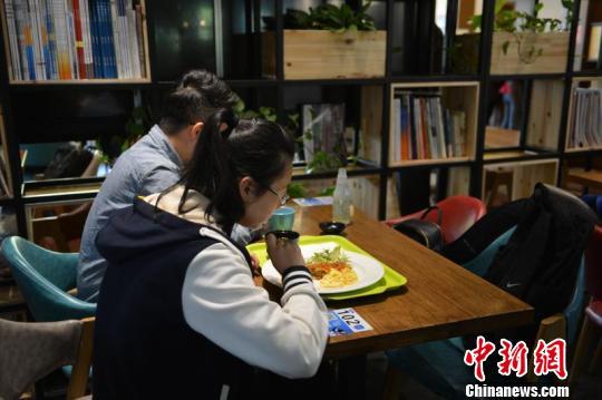 学生们在“云餐厅”线下实体店就餐。 沈洁馨 摄