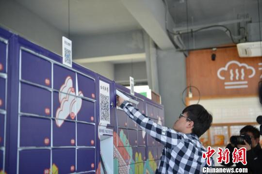 学生来取餐。 沈洁馨 摄