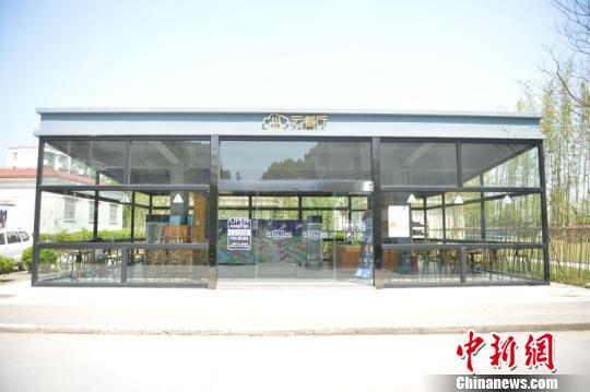 位于上师大女生宿舍区旁的全透明无人餐厅。 沈洁馨 摄