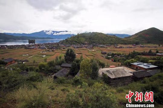 泸沽湖畔的达祖小学。 王磊 摄
