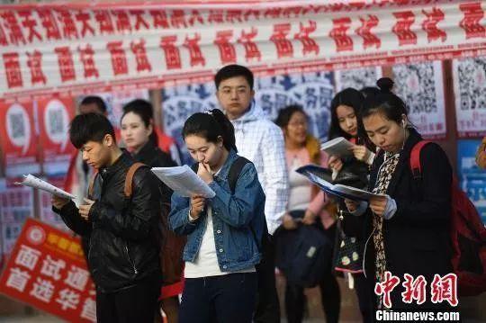 资料图: 山西太原,参加公务员考试的考生走进考点 韦亮 摄
