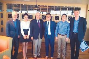 图为司童文(中)和他的美国合作伙伴。 资料图片