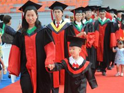 天大研究生毕业典礼男生向女友求婚 校长送祝福