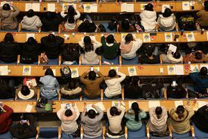 1月10日,山东济南,5000名考研学生同上“巨无霸”大课。视觉中国供图