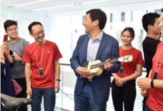 雷军在深圳旗舰店二层 体验产品 摄影:史小兵
