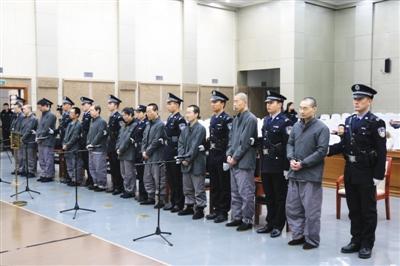 昨日上午,作弊团伙在房山法院受审,团伙10名成员被控涉嫌组织考试作弊罪、非法出售试题罪。实习生 陈婉婷 摄