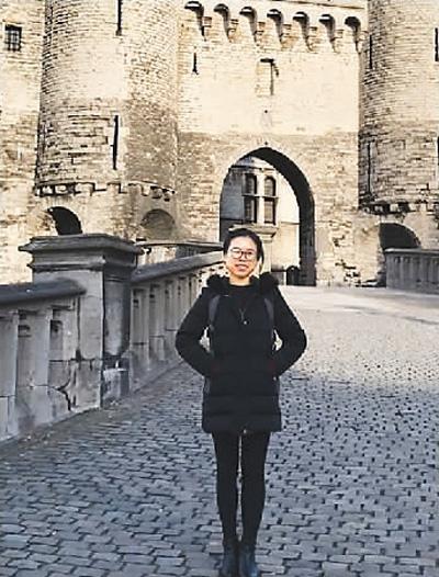 图为黄冰露在比利时北部城市安特卫普。忙碌的学习间隙,她以游玩来放松自己。 国内外高校的考试形式和内容,有着很大不同。