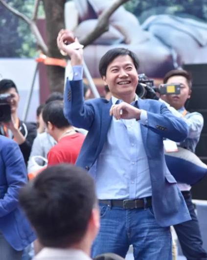 雷军在台上演讲,台下是欢呼声不断的米粉 摄影:史小兵