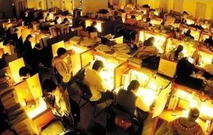 这是当时《凌晨四点的哈佛图书馆》的配图,至今记忆犹新