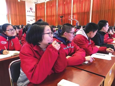 高三学子认真听取状元传授学习经验