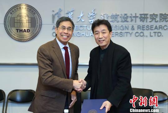 美国贝氏建筑事务所创始合伙人贝礼中(Li Chung Pei,左)与清华大学建筑设计研究院院长庄惟敏(右)代表各自机构签署战略合作备忘录。 杨丝路 摄