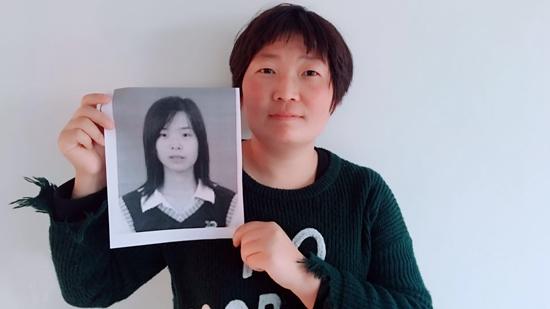2005年,王欣(小图)冒名顶替王红就读菏泽医学专科学校。何云/摄
