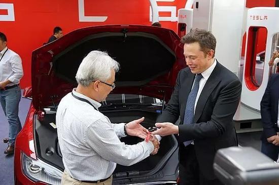 图:马斯克亲手送出Model S的钥匙